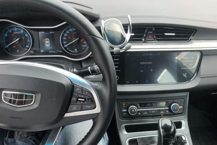 Used Geely Auto Emgrand 2019 Leading Edition 1.5L CVT Luxury Model China VI Standard Center Console