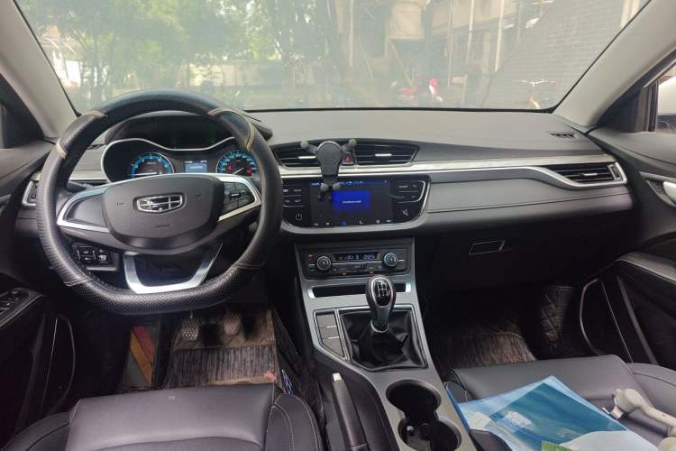 Used Geely Auto Emgrand 2019 Leading Edition 1.5L Manual Luxury Model China VI Standard Center Console