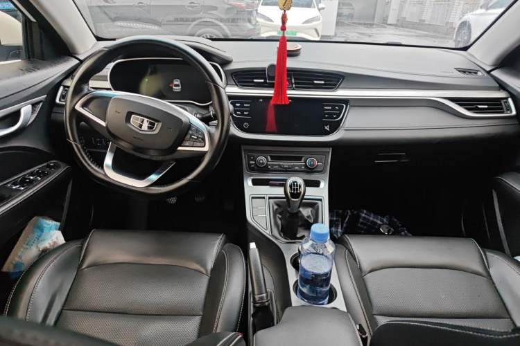 Used Geely Auto Emgrand 2019 Leading Edition 1.5L Manual Upgraded Connectivity Model China VI Standard Center Console