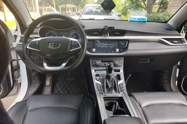 Used Geely Auto Emgrand 2019 Leading Edition 1.5L CVT Luxury Model China V Standard Center Console