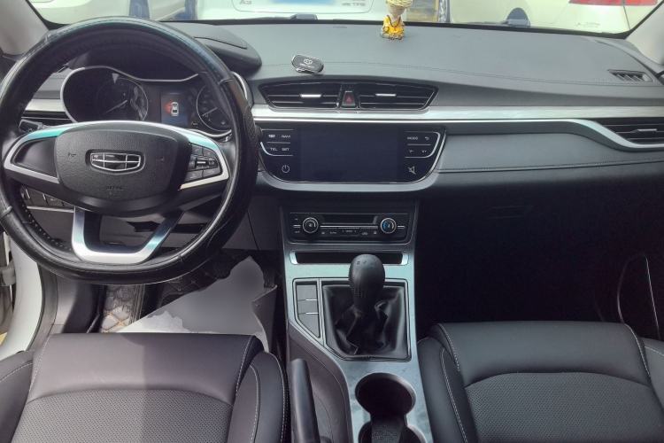 Used Geely Auto Emgrand 2019 Leading Edition 1.5L Manual Luxury Model China VI Standard Center Console