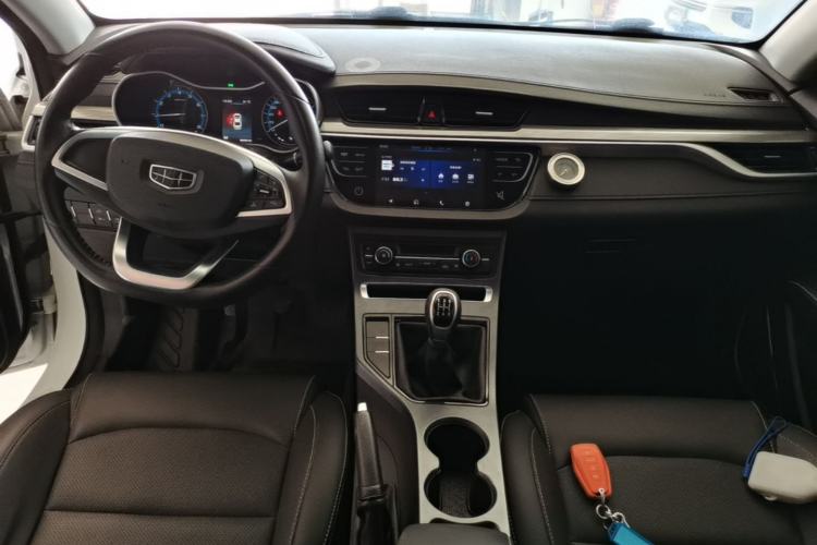 Used Geely Auto Emgrand 2019 Leading Edition 1.5L Manual Luxury Model China VI Standard Center Console