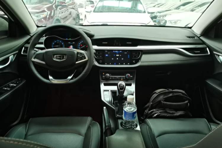 Used Geely Auto Emgrand 2019 Leading Edition 1.5L Manual Luxury Model China VI Standard Center Console