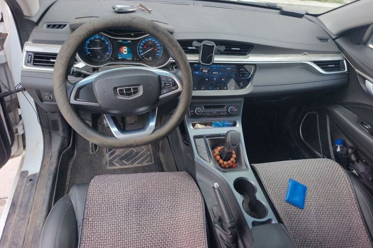 Used Geely Auto Emgrand 2019 Leading Edition 1.5L Manual Luxury Model China VI Standard Center Console