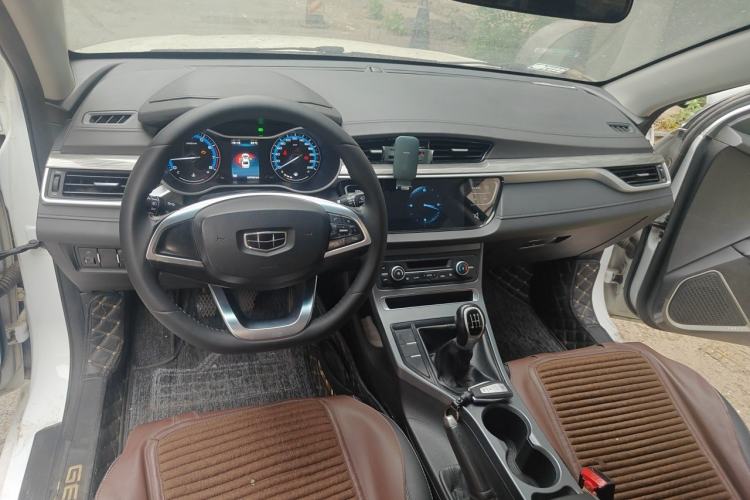 Used Geely Auto Emgrand 2019 Leading Edition 1.5L Manual Luxury Model China VI Standard Center Console