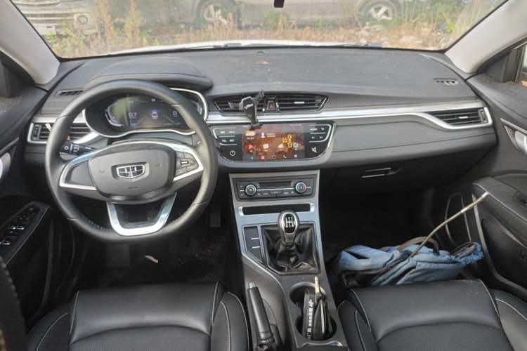 Used Geely Auto Emgrand 2019 Leading Edition 1.5L Manual Upgraded Connectivity Model China VI Standard Center Console