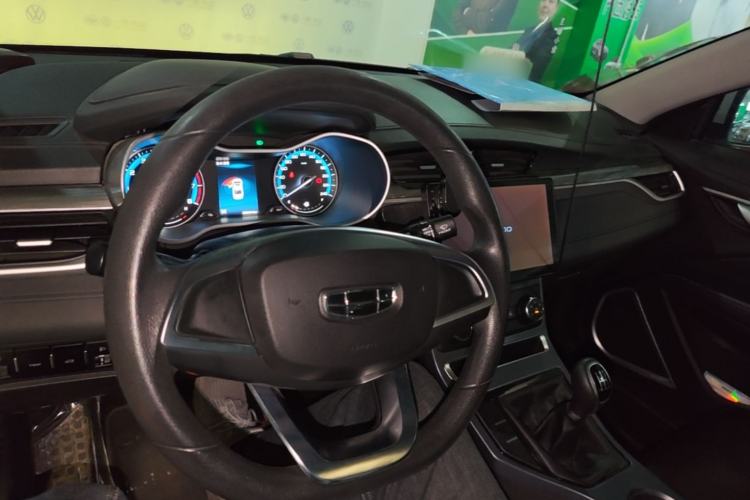 Used Geely Auto Emgrand 2019 Leading Edition 1.5L Manual Fashion Model China VI Standard Center Console