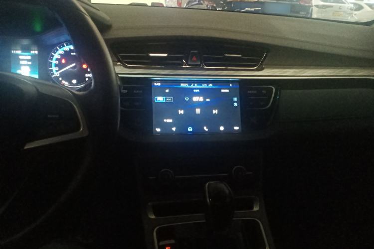 Used Geely Auto Emgrand 2019 Leading Edition 1.5L CVT Luxury Model China VI Standard Center Console