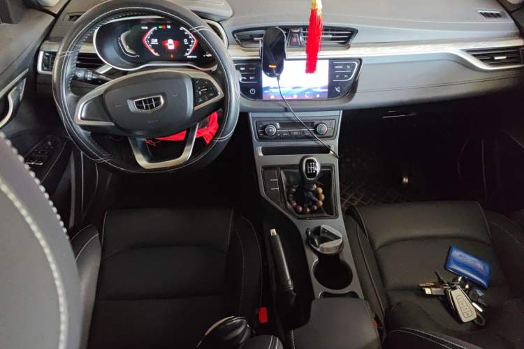 Used Geely Auto Emgrand 2019 Leading Edition 1.5L Manual Upgraded Connectivity Model China VI Standard Center Console