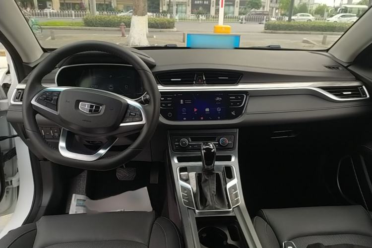 Used Geely Auto Emgrand 2019 Leading Edition 1.5L CVT Upward-Connected Model China VI Standard Center Console
