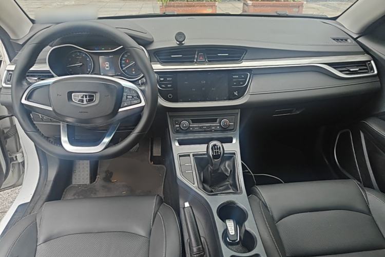 Used Geely Auto Emgrand 2019 Leading Edition 1.5L Manual Luxury Model China V Standard Center Console