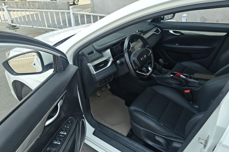 Used Geely Auto Emgrand 2019 Leading Edition 1.5L Manual Luxury Model China VI Standard Driver Seat