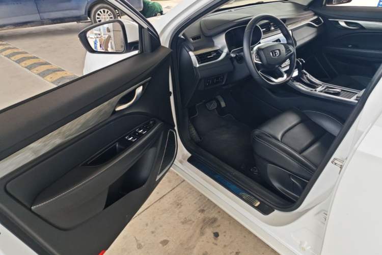 Used Geely Auto Emgrand 2019 Leading Edition 1.5L CVT Upward-Connected Model China VI Standard Driver Seat