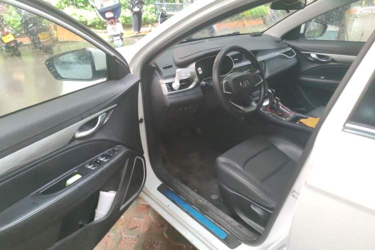 Used Geely Auto Emgrand 2019 Leading Edition 1.5L CVT Upward-Connected Model China VI Standard Driver Seat