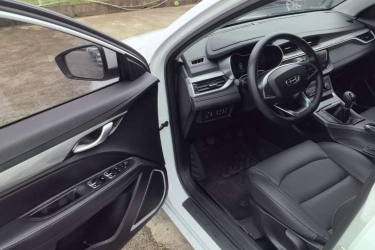 Used Geely Auto Emgrand 2019 Leading Edition 1.5L Manual Luxury Model China VI Standard Driver Seat