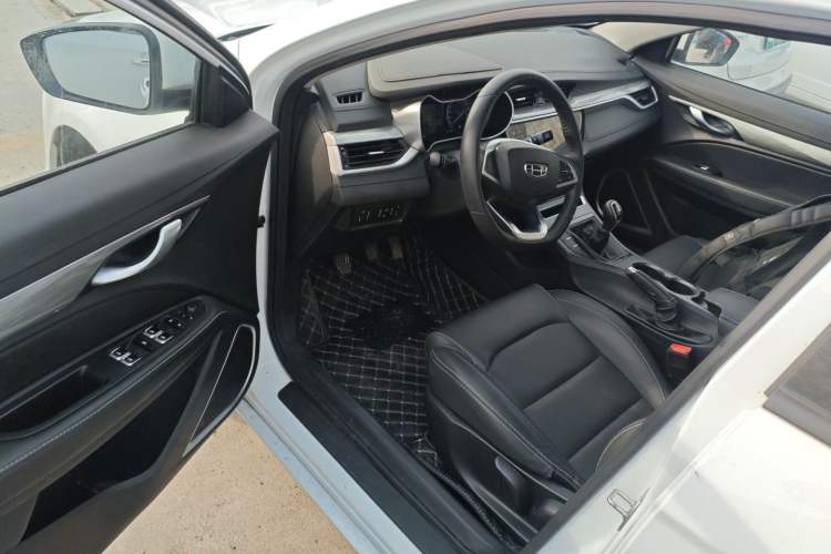Used Geely Auto Emgrand 2019 Leading Edition 1.5L Manual Luxury Model China VI Standard Driver Seat