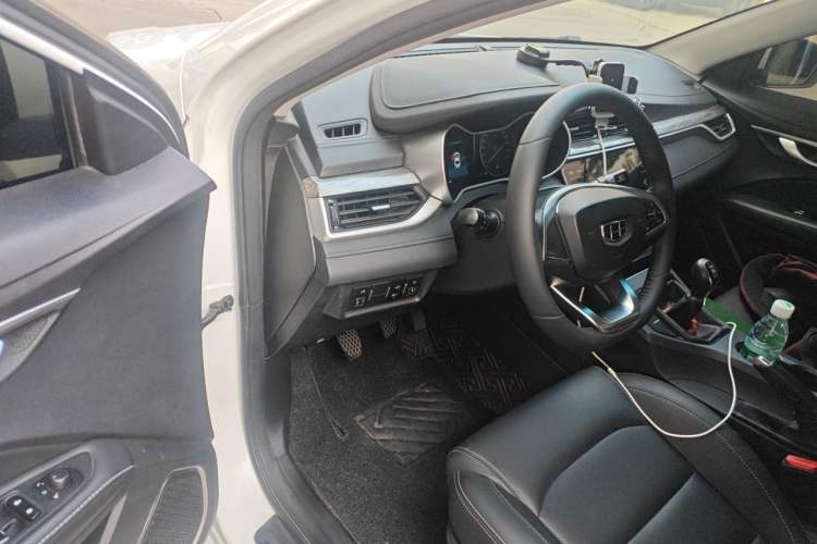 Used Geely Auto Emgrand 2019 Leading Edition 1.5L Manual Luxury Model China V Standard Driver Seat