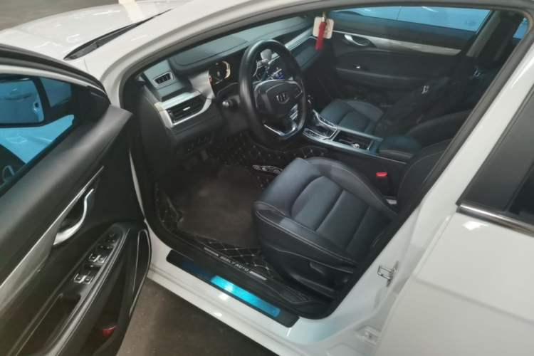 Used Geely Auto Emgrand 2019 Leading Edition 1.5L CVT Upward-Connected Model China VI Standard Driver Seat