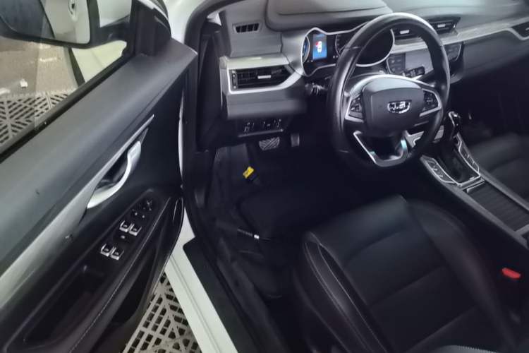 Used Geely Auto Emgrand 2019 Leading Edition 1.5L CVT Luxury Model China VI Standard Driver Seat