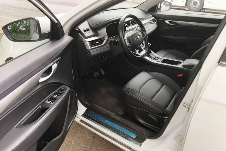 Used Geely Auto Emgrand 2019 Leading Edition 1.5L CVT Upward-Connected Model China VI Standard Driver Seat