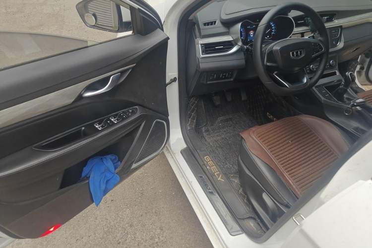 Used Geely Auto Emgrand 2019 Leading Edition 1.5L Manual Luxury Model China VI Standard Driver Seat