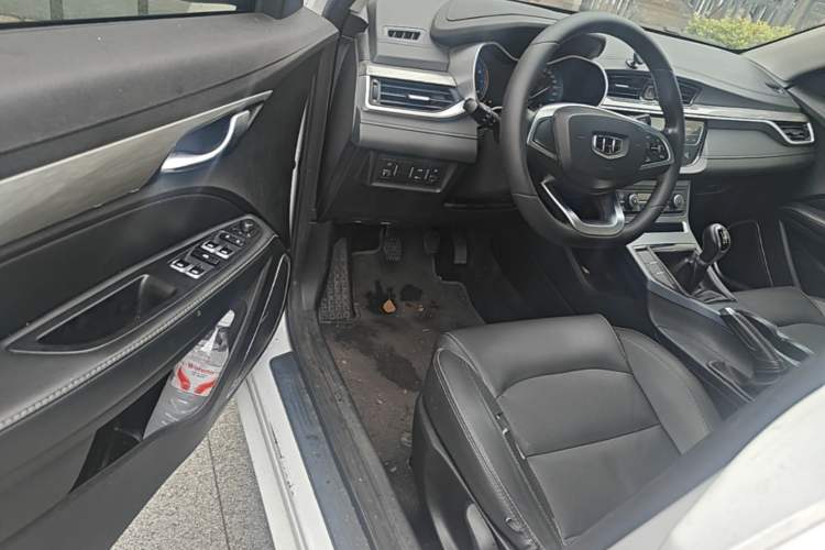 Used Geely Auto Emgrand 2019 Leading Edition 1.5L Manual Luxury Model China V Standard Driver Seat