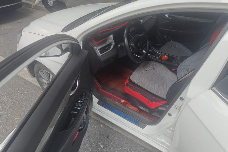 Used Geely Auto Emgrand 2019 Leading Edition 1.5L CVT Upward-Connected Model China VI Standard Driver Seat