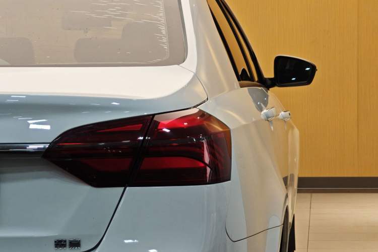 Used Geely Auto Emgrand 2019 Leading Edition 1.5L CVT Luxury Model China VI Standard Exterior 1