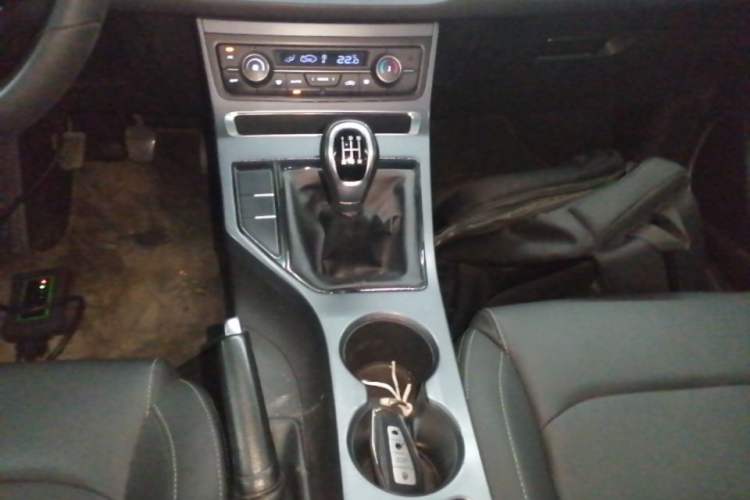 Used Geely Auto Emgrand 2019 Leading Edition 1.5L Manual Luxury Model China VI Standard Gear Lever