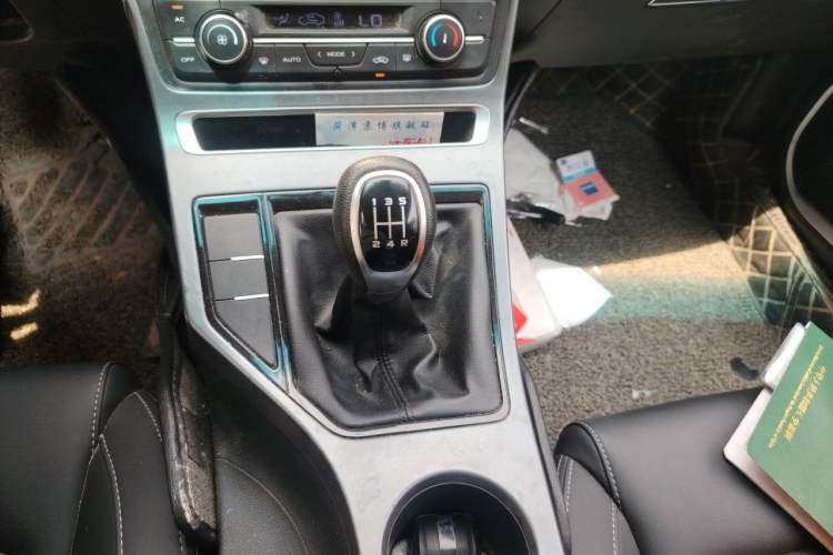 Used Geely Auto Emgrand 2019 Leading Edition 1.5L Manual Luxury Model China VI Standard Gear Lever