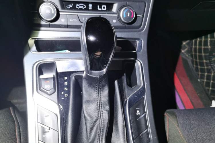 Used Geely Auto Emgrand 2019 Leading Edition 1.5L CVT Upward Asian Games Edition China VI Gear Lever