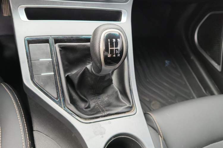 Used Geely Auto Emgrand 2019 Leading Edition 1.5L Manual Upgraded Connectivity Model China VI Standard Gear Lever