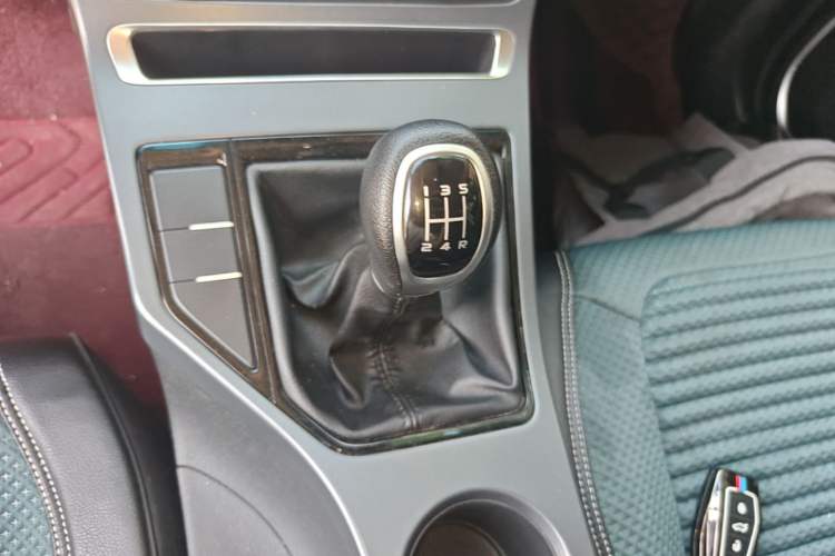 Used Geely Auto Emgrand 2019 Leading Edition 1.5L Manual Upward Asian Games Edition China VI Gear Lever