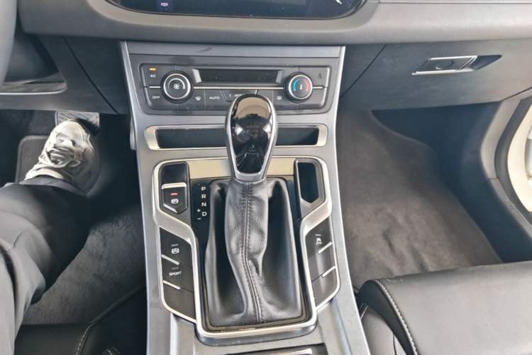 Used Geely Auto Emgrand 2019 Leading Edition 1.5L CVT Upward-Connected Model China VI Standard Gear Lever