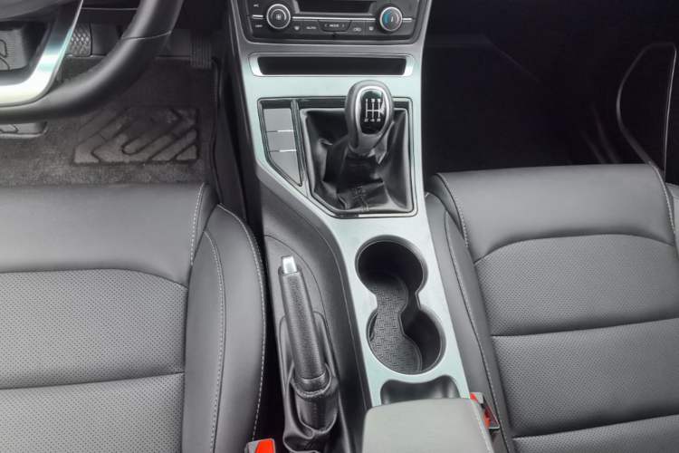 Used Geely Auto Emgrand 2019 Leading Edition 1.5L Manual Luxury Model China VI Standard Gear Lever