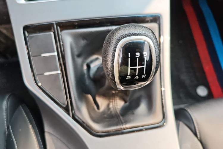 Used Geely Auto Emgrand 2019 Leading Edition 1.5L Manual Luxury Model China VI Standard Gear Lever