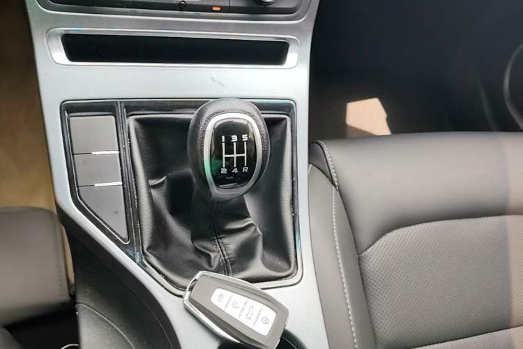 Used Geely Auto Emgrand 2019 Leading Edition 1.5L Manual Luxury Model China VI Standard Gear Lever