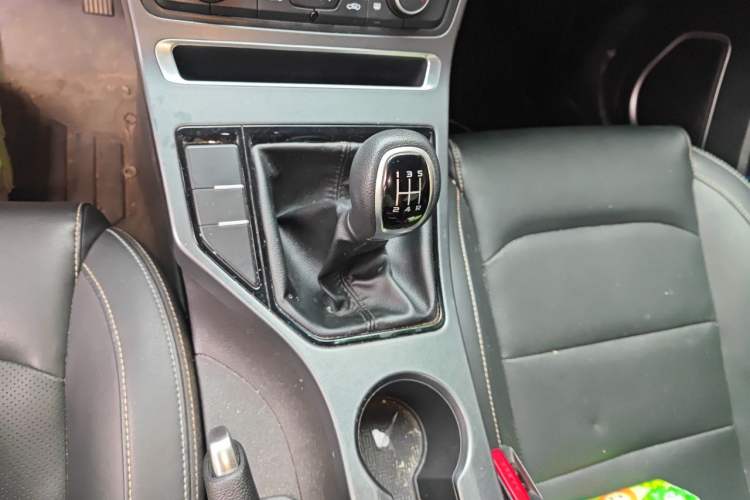 Used Geely Auto Emgrand 2019 Leading Edition 1.5L Manual Luxury Model China VI Standard Gear Lever