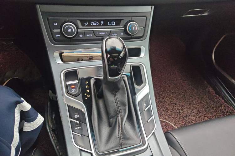 Used Geely Auto Emgrand 2019 Leading Edition 1.5L CVT Upward Connectivity Model China V Standard Gear Lever