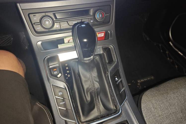 Used Geely Auto Emgrand 2019 Leading Edition 1.5L CVT Upward-Connected Model China VI Standard Gear Lever