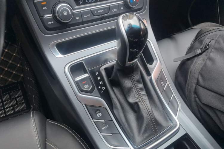 Used Geely Auto Emgrand 2019 Leading Edition 1.5L CVT Luxury Model China VI Standard Gear Lever