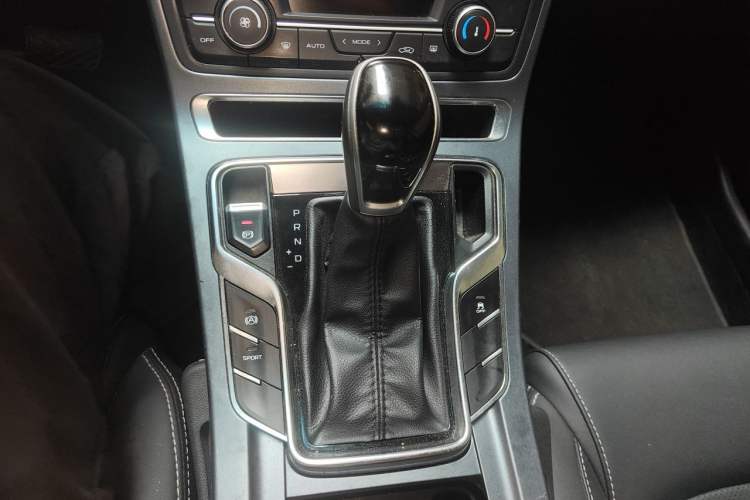Used Geely Auto Emgrand 2019 Leading Edition 1.5L CVT Luxury Model China VI Standard Gear Lever