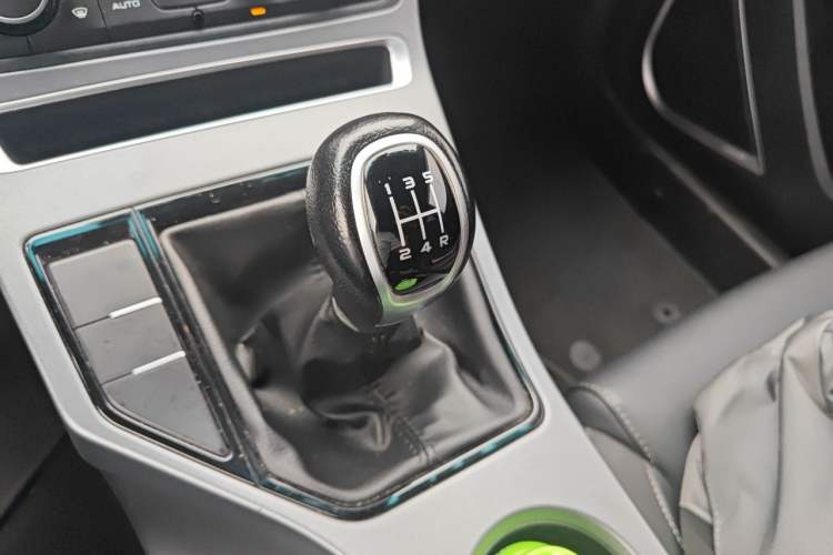 Used Geely Auto Emgrand 2019 Leading Edition 1.5L Manual Upgraded Connectivity Model China VI Standard Gear Lever