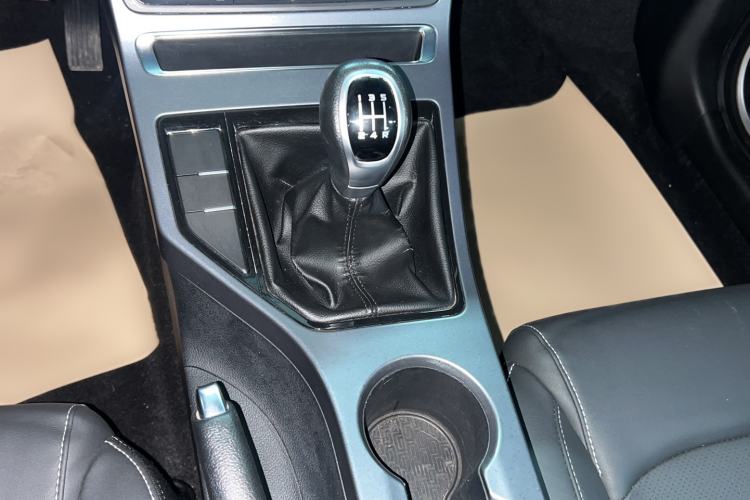 Used Geely Auto Emgrand 2019 Leading Edition 1.5L Manual Luxury Model China VI Standard Gear Lever