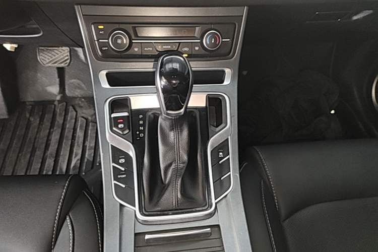Used Geely Auto Emgrand 2019 Leading Edition 1.5L CVT Luxury Model China VI Standard Gear Lever