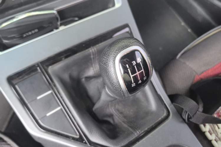 Used Geely Auto Emgrand 2019 Leading Edition 1.5L Manual Luxury Model China VI Standard Gear Lever