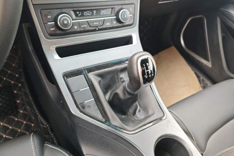 Used Geely Auto Emgrand 2019 Leading Edition 1.5L Manual Luxury Model China VI Standard Gear Lever