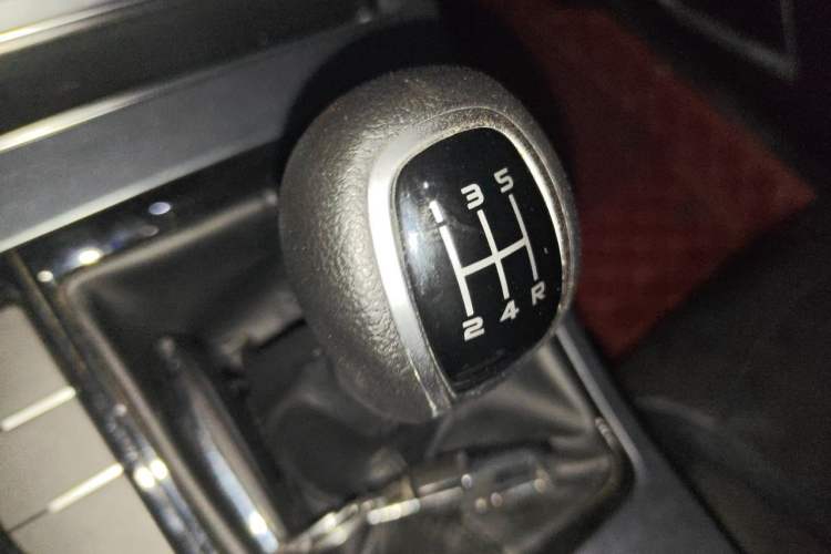 Used Geely Auto Emgrand 2019 Leading Edition 1.5L Manual Upgraded Connectivity Model China VI Standard Gear Lever