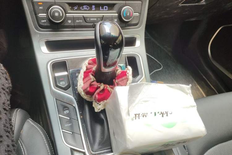 Used Geely Auto Emgrand 2019 Leading Edition 1.5L CVT Luxury Model China VI Standard Gear Lever