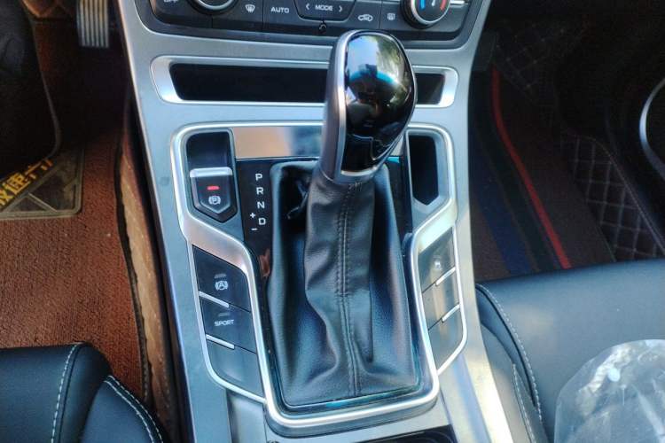Used Geely Auto Emgrand 2019 Leading Edition 1.5L CVT Upward-Connected Model China VI Standard Gear Lever